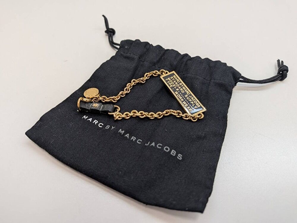 マーク バイ マーク ジェイコブス プレート付きゴールドチェーンブレスレット